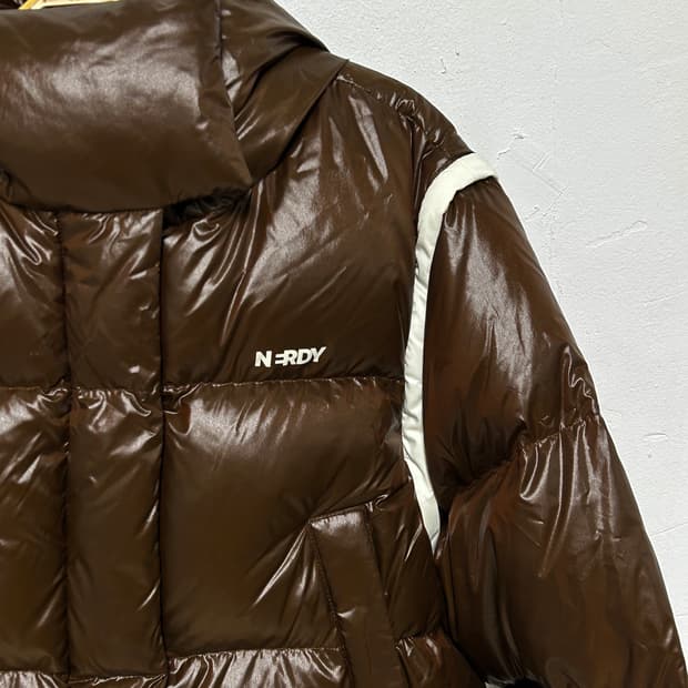 널디 디태처블 투웨이 슬리브 글로시 다운 자켓 브라운