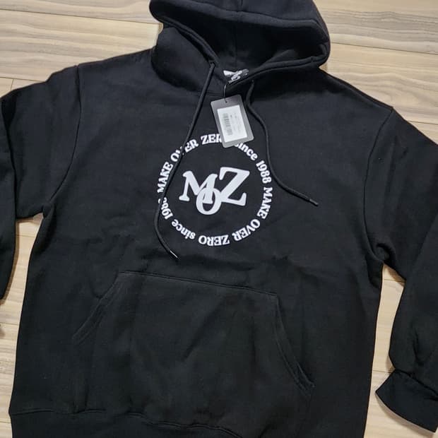 모즈모즈써클샤인로고기모후드티블랙