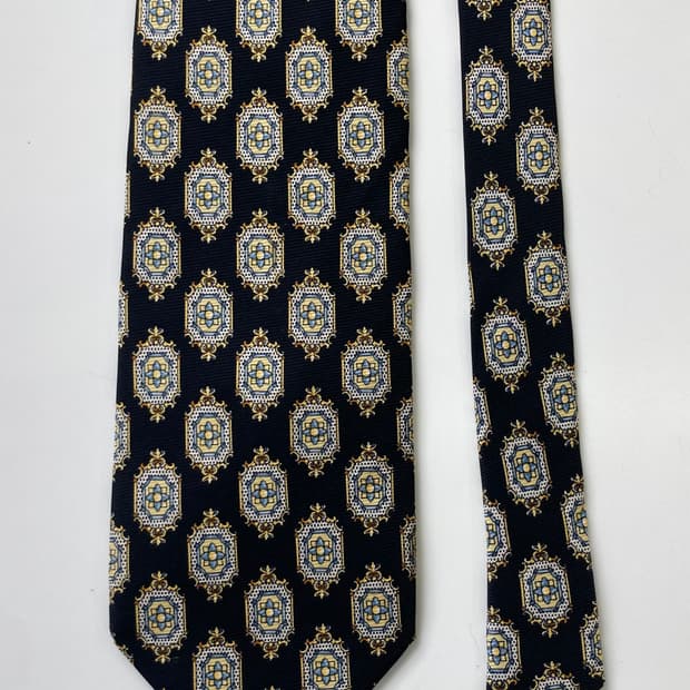 니나리치 넥타이