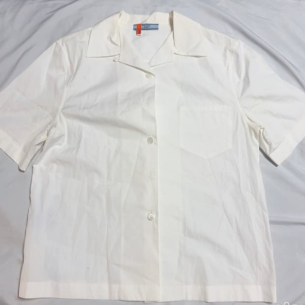프라다 화이트 반팔 셔츠 40