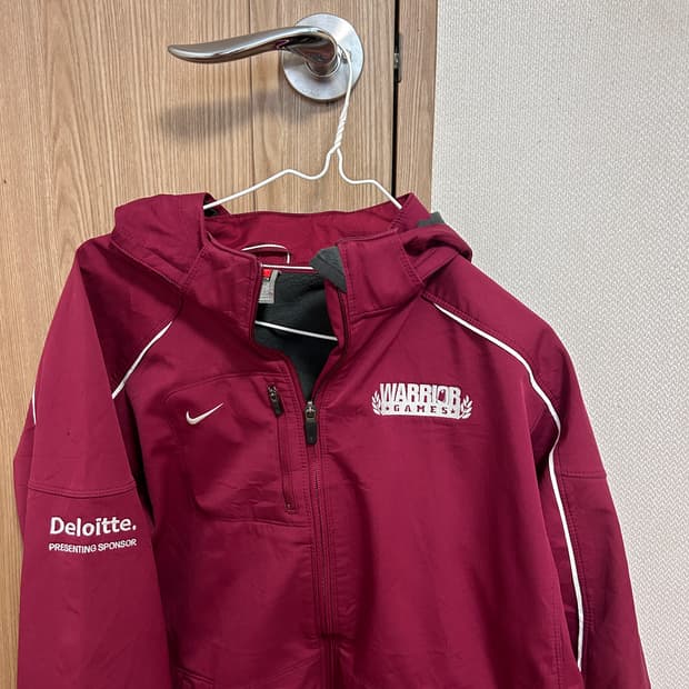 나이키 와인색 바람막이