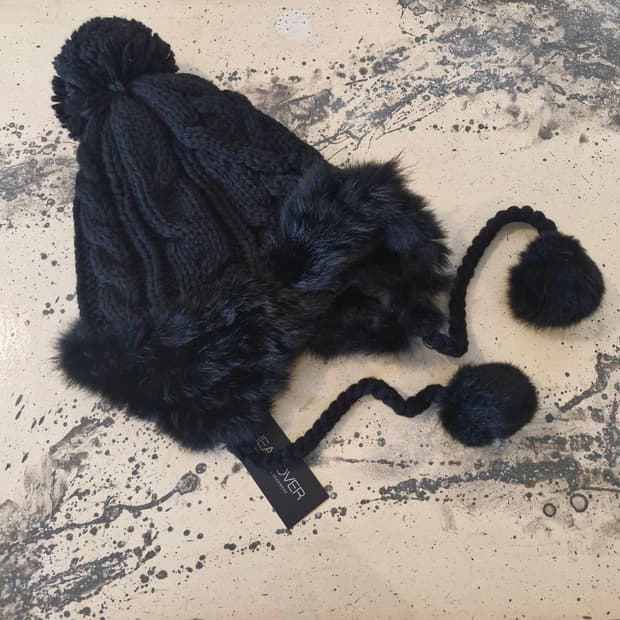 블랙 폼폼 방울 니트 귀달이 방한 모자 새상품