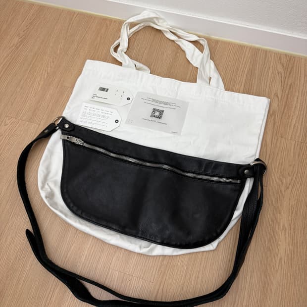 구이디 Q10M 홀스 그레인 레더 백 BLKT