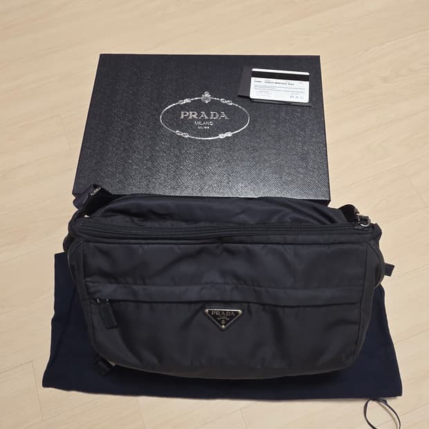 프라다 바이커 백 라지 사이즈