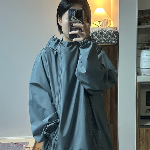 그레이 바람막이