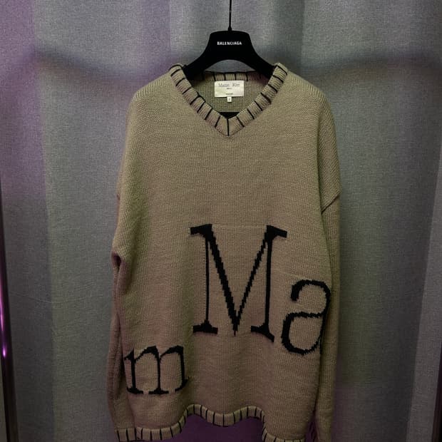 마틴킴 오버사이즈 로고 브이넥 니트