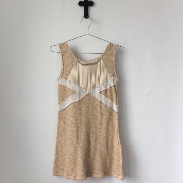 Pleats line detail knit sleeveless