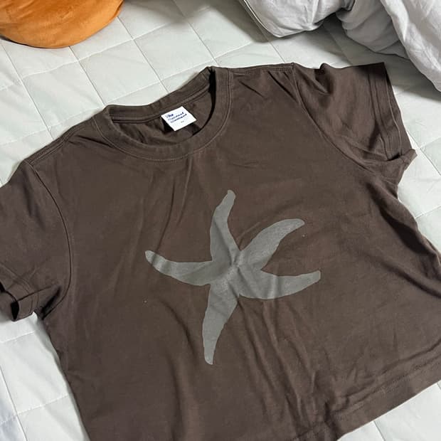 더콜디스트모먼트 TCM starfish logo crop T (brown