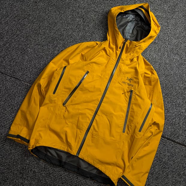 아크테릭스 고어택스 팩라이트 쉘 머스타드 2263