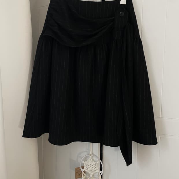 핀스트라이프 울 미디 스커트 블랙