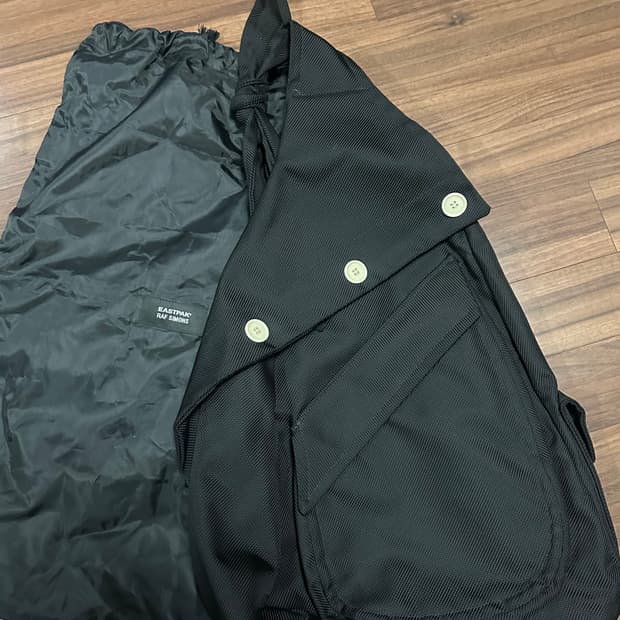 라프시몬스 이스트팩 슬링백