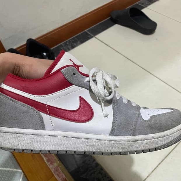 조던 1 로우 SE 라이트 스모크 그레이 짐레드 265