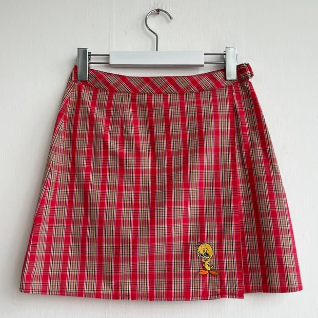 Warner Bros. 트위티 패치 체크 스커트