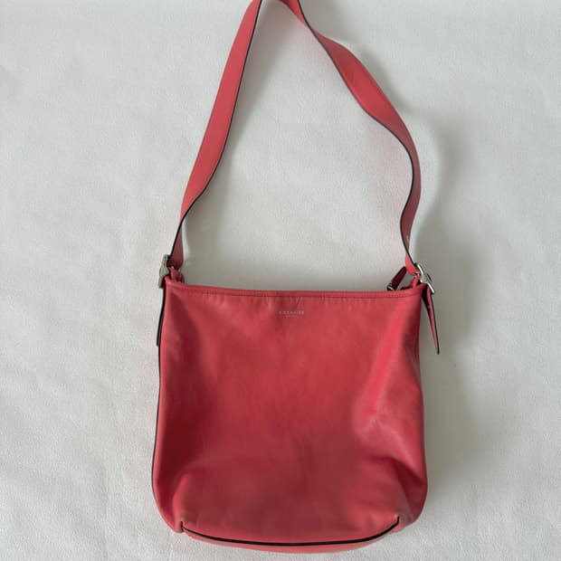 코치(COACH) 레더 숄더 크로스백