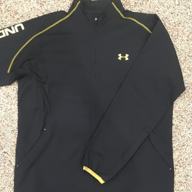 언더아머 바람막이