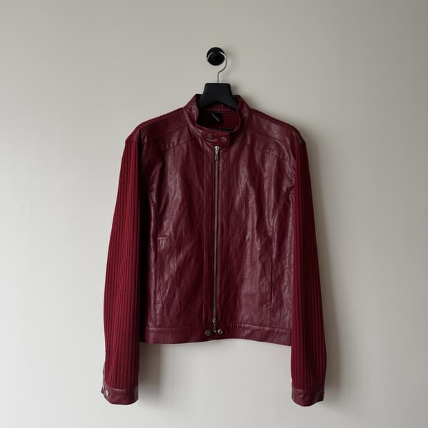 폴리수엠 리브드 패널 바이커 자켓 (레드)