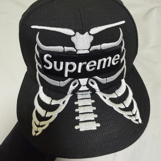 슈프림 뉴에라 본즈 캡