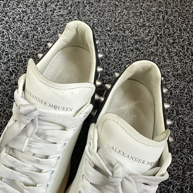 알렉산더 맥퀸 스터드 오버솔 스니커즈 39/240