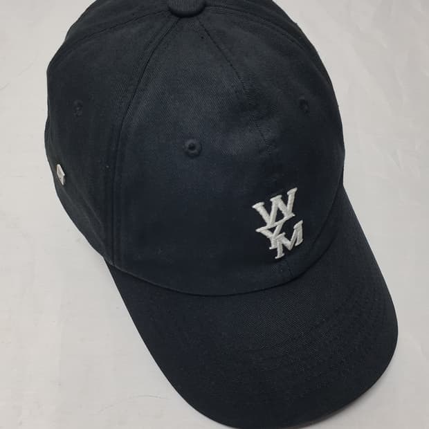 우영미 로고 볼캡 블랙