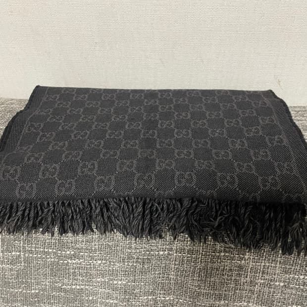 구찌 GG 패턴 울 머플러 차콜 그레이 정픔