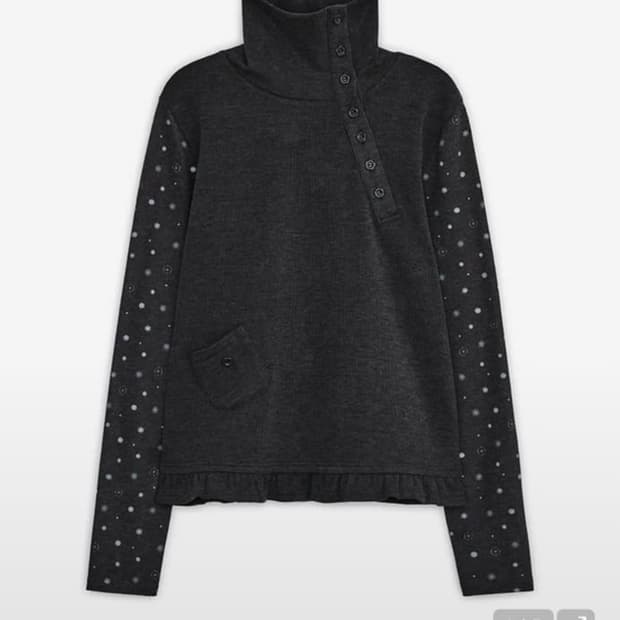 <3/15 하루만 할인!!> 허그유어스킨 플라워 버튼 폴라 탑 차콜