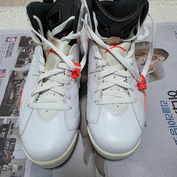 조던6 레트로 인프라레드 260mm 판매합니다.