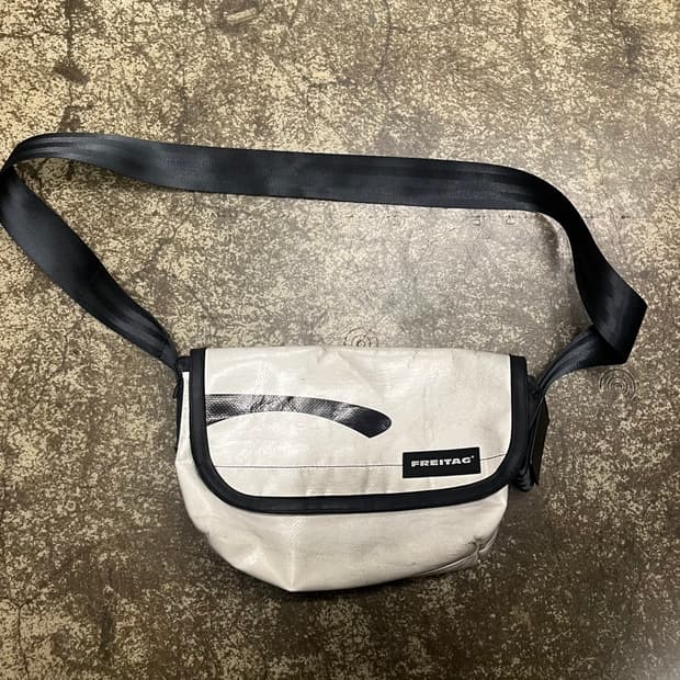 프라이탁 하파오  메신저백 화이트 블랙