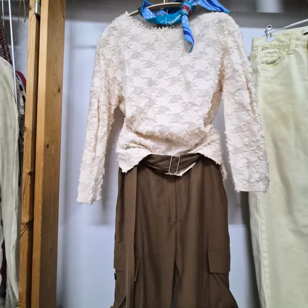 SJSJ입체 텍스처 프린지 블라우스. 카고조거팬츠