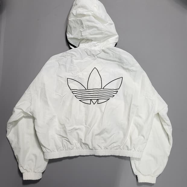 아디다스 빅로고 크롭 우븐 윈드브레이커