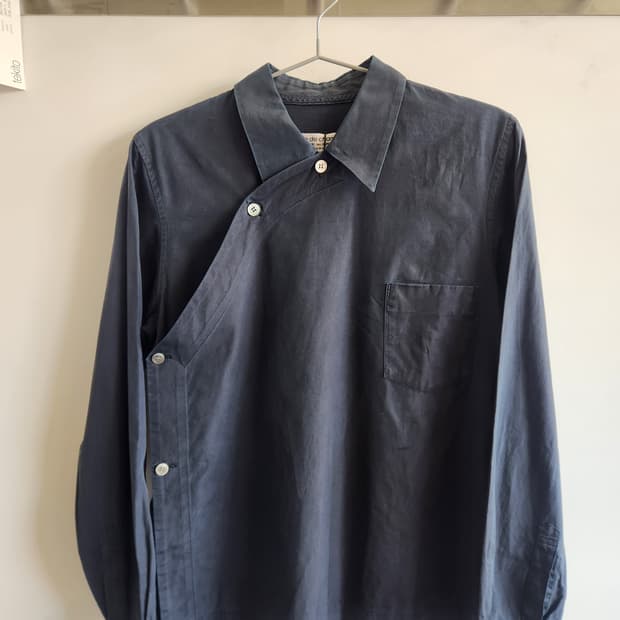 꼼데가르송 robe de chambre AD2001 비대칭 버튼 셔츠