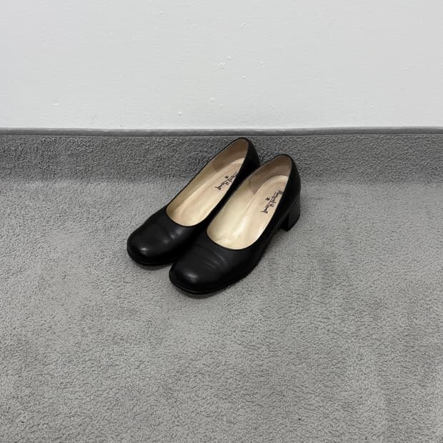 90s Margaret Howell round toe pumps