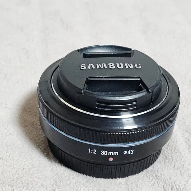 삼성 미러리스 NX용 30mm 단렌즈
