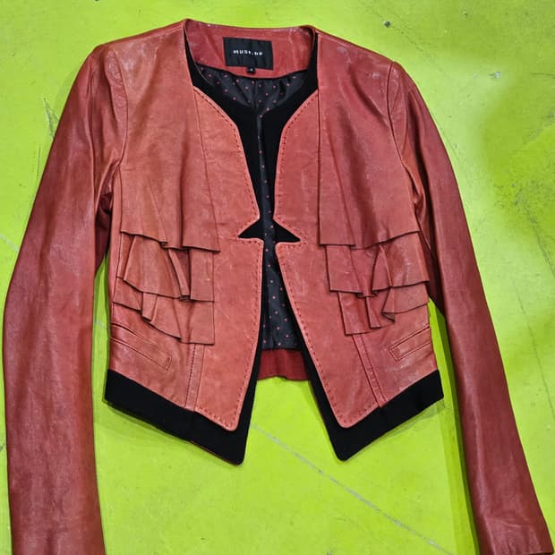 must.bp 레드 가죽 프릴 자켓