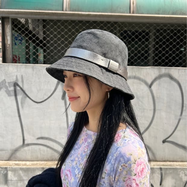 구찌 GG모노그램 레더 블랜딩 버킷햇