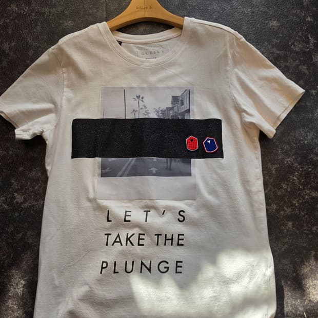 게스(GUESS) 화이트 그래픽 반팔 티셔츠 -M