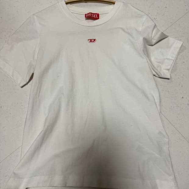 정품 디젤 흰색 티셔츠