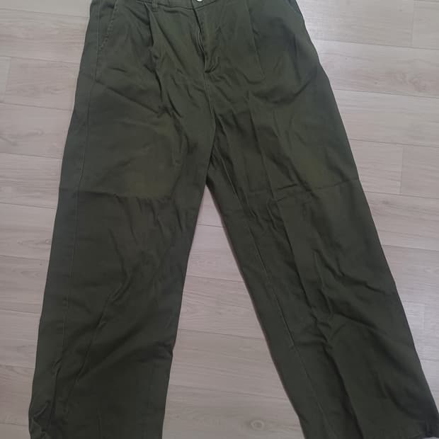 카키색 바지