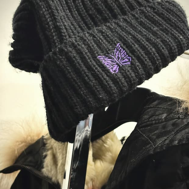 니들스 울 로고 디테일 비니