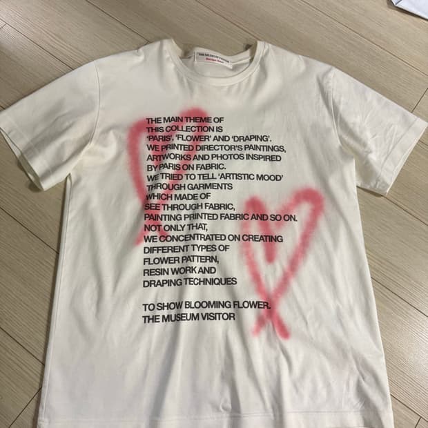 더 뮤지엄 비지터 스프레이 반팔