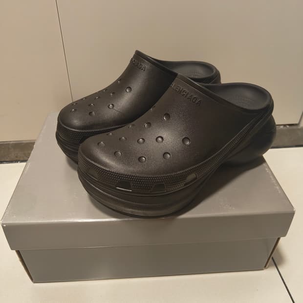 발렌시아가 크록스 뮬
