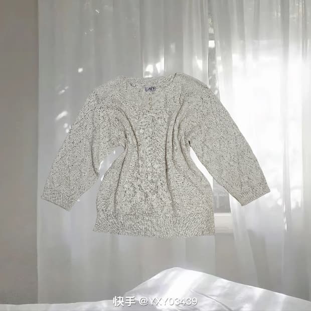 아이보리 모리 단추 레이어드용 브이넥 니트