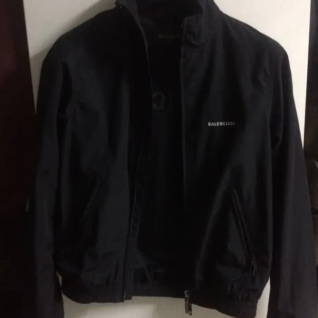 발렌시아가 블랙 바람막이 자켓 36 사이즈 (S)