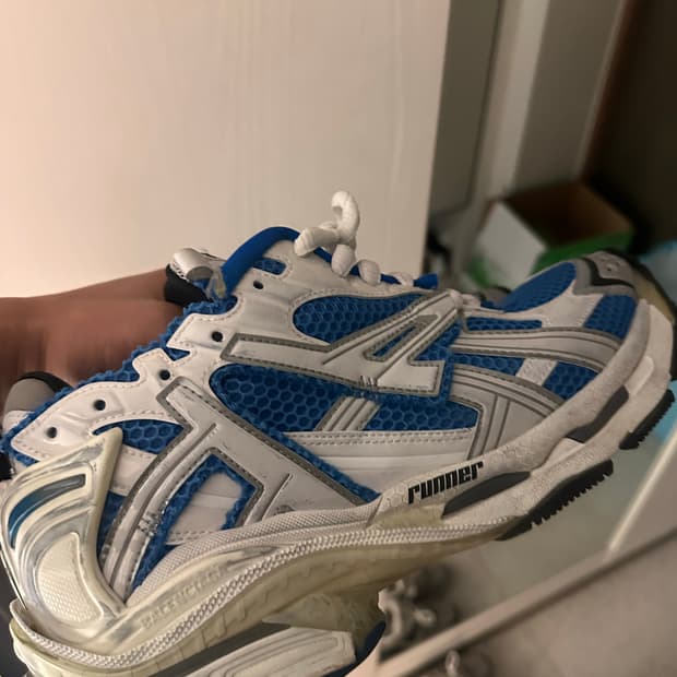 발렌시아가 뉴러너 블루 42사이즈 판매