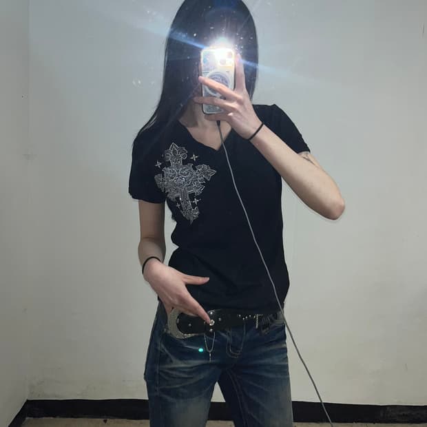 큐빅 디테일 펑크 티셔츠