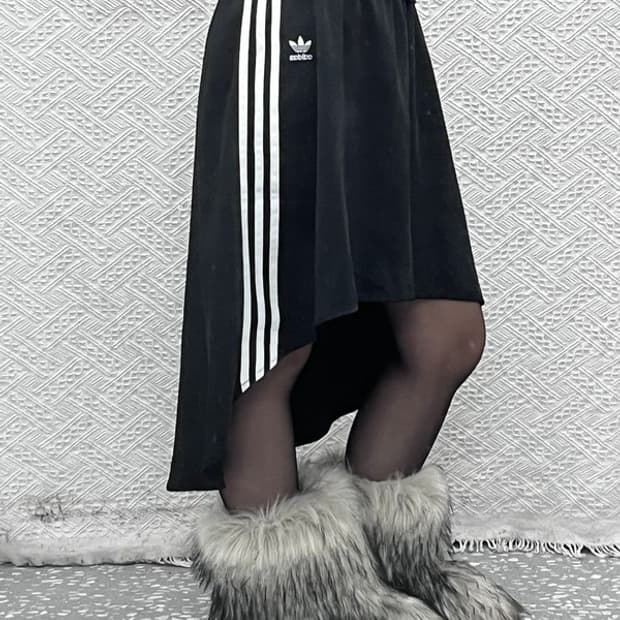 아디다스 스포티 키치 새틴 언발 삼선 플레어 롱스커트 S C10316