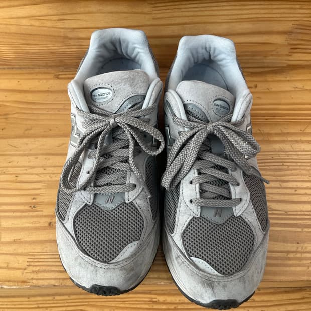 뉴발란스 2002R 그레이 스니커즈