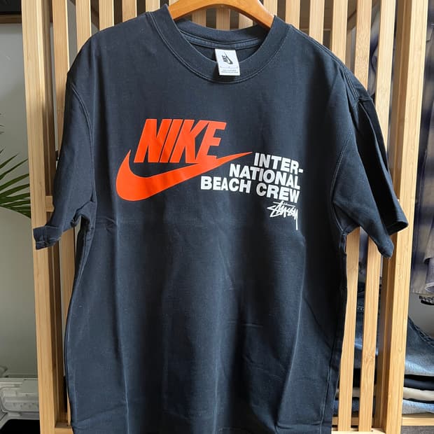 나이키 x 스투시 인터내셔널 비치 크루 티셔츠