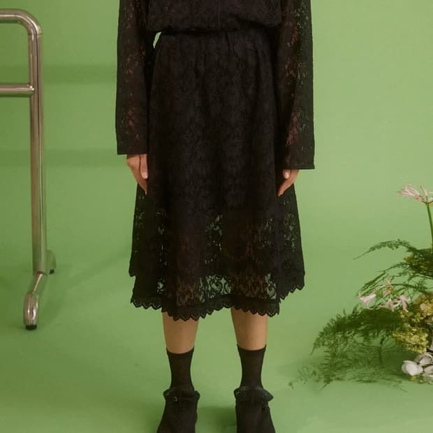 류영 플라워 매쉬 미디 스커트 블랙