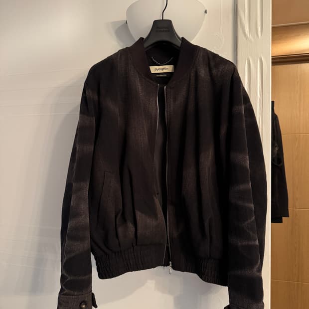 지용킴 25AW 봄버 블랙