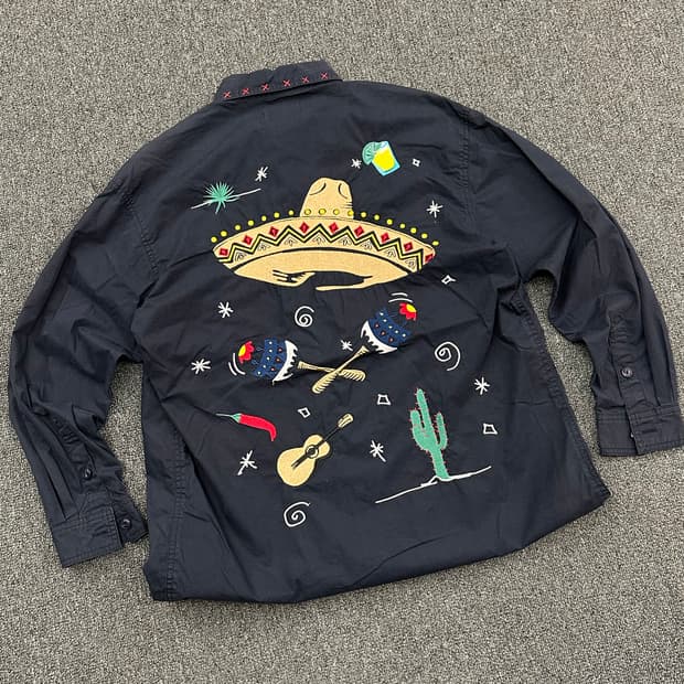 S)Rodeo Crowns 빈티지 레드 자수 포인트 모터사이클 블랙 셔츠